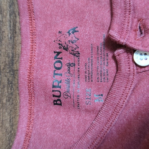 Burton Henley Short Sleeve Curve Hem Pocket T-shirt Size Medium in Purple/Red - Picture 3 of 7